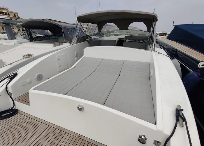 Luxurious Caprie Italia Boat With Breathtaking Ocean Views בית נופש *