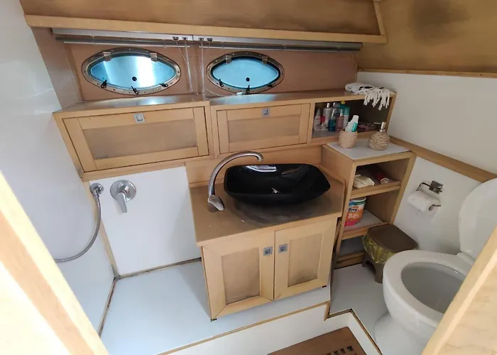 Luxurious Caprie Italia Boat With Breathtaking Ocean Views בית נופש