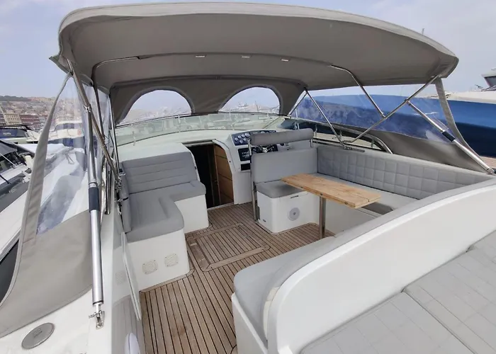 Luxurious Caprie Italia Boat With Breathtaking Ocean Views בית נופש *