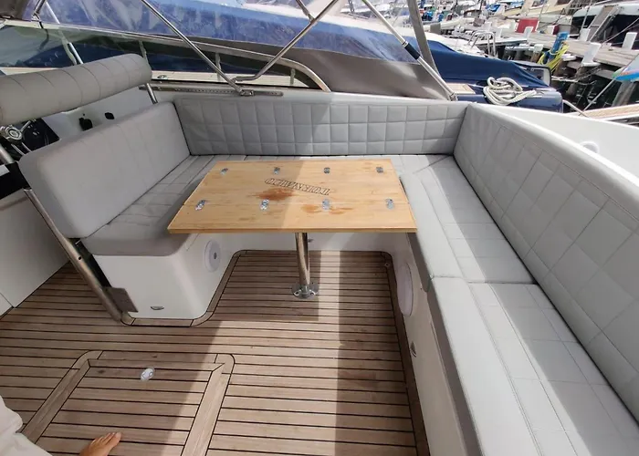 בית נופש Luxurious Caprie Italia Boat With Breathtaking Ocean Views *