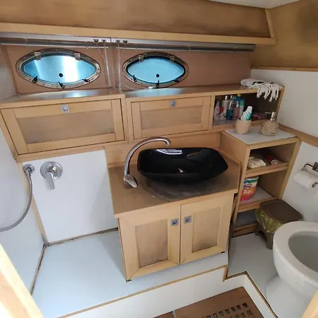Luxurious Caprie Italia Boat With Breathtaking Ocean Views 펜션